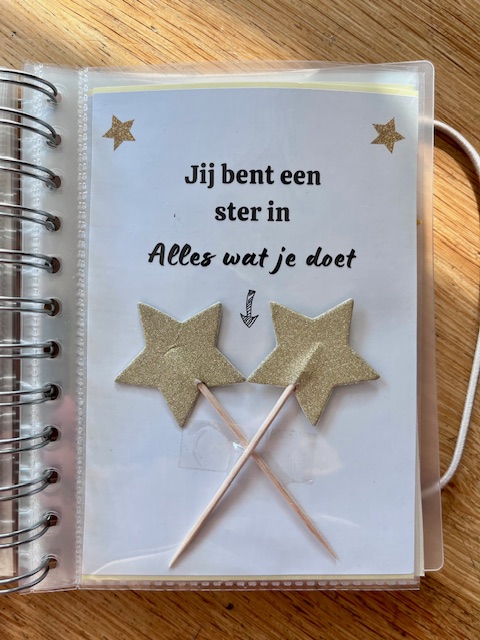 Bonboekje een vrouw die 40 jaar wordt. Een printbaar bestand, wat je zelf kunt uitprinten en in een insteek fotomapje doet samen met cadeaubonnen. Het bestand is bewerkbaar in Canva om te personaliseren.