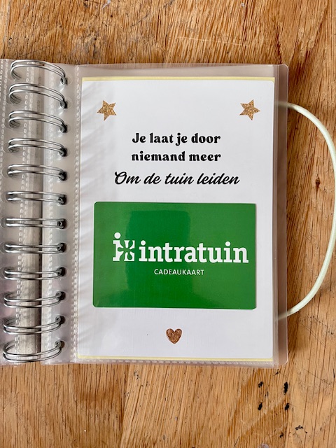 Bonboekje voor een vrouw die 50 jaar wordt. Een printbaar bestand, wat je zelf kunt uitprinten en in een insteek fotomapje doet samen met cadeaubonnen. Het bestand is bewerkbaar in Canva om te personaliseren.