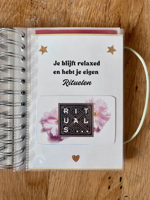 Bonboekje voor een vrouw die 50 jaar wordt. Een printbaar bestand, wat je zelf kunt uitprinten en in een insteek fotomapje doet samen met cadeaubonnen. Het bestand is bewerkbaar in Canva om te personaliseren.