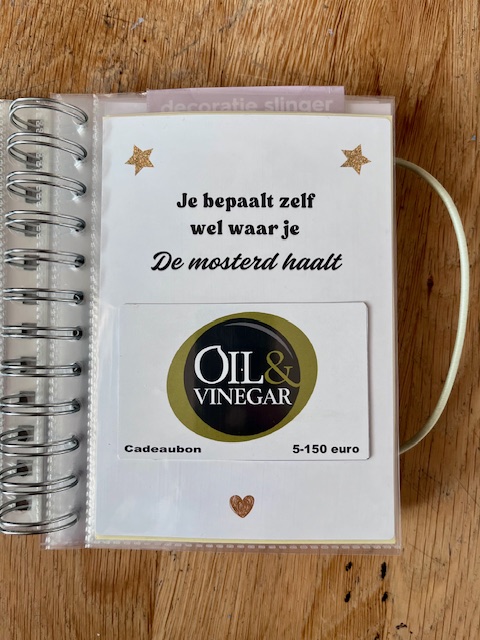 Bonboekje voor een vrouw die 50 jaar wordt. Een printbaar bestand, wat je zelf kunt uitprinten en in een insteek fotomapje doet samen met cadeaubonnen. Het bestand is bewerkbaar in Canva om te personaliseren.
