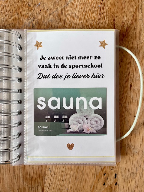 Bonboekje voor een vrouw die 50 jaar wordt. Een printbaar bestand, wat je zelf kunt uitprinten en in een insteek fotomapje doet samen met cadeaubonnen. Het bestand is bewerkbaar in Canva om te personaliseren.