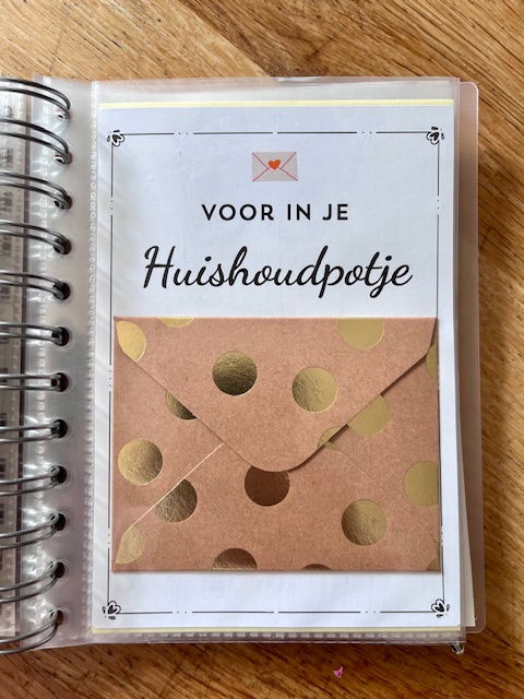Bonboekje voor als je kind of goede vriend gaat verhuizen. Een printbaar bestand, wat je zelf kunt uitprinten en in een insteek fotomapje doet samen met cadeaubonnen. Het bestand is bewerkbaar in Canva om te personaliseren.