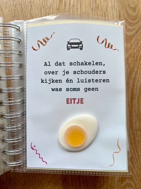 Rijbewijs Geslaagd bonboekje is een super originele manier om iemand geld te geven wanneer het roze papiertje binnen is. Het is een printbaar bestand, wat je zelf kunt uitprinten en in een insteek fotomapje doet samen met cadeaubonnen. Het bestand is bewerkbaar in Canva om te personaliseren.