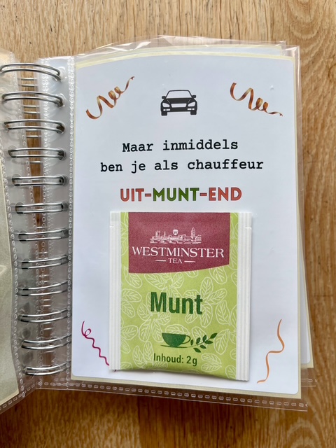 Rijbewijs Geslaagd bonboekje is een super originele manier om iemand geld te geven wanneer het roze papiertje binnen is. Het is een printbaar bestand, wat je zelf kunt uitprinten en in een insteek fotomapje doet samen met cadeaubonnen. Het bestand is bewerkbaar in Canva om te personaliseren.