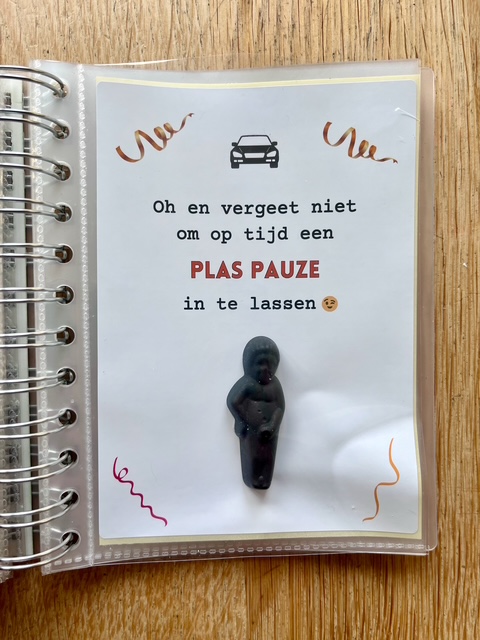 Rijbewijs Geslaagd bonboekje is een super originele manier om iemand geld te geven wanneer het roze papiertje binnen is. Het is een printbaar bestand, wat je zelf kunt uitprinten en in een insteek fotomapje doet samen met cadeaubonnen. Het bestand is bewerkbaar in Canva om te personaliseren.