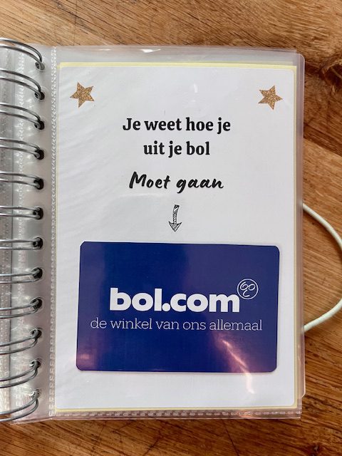 Bonboekje een vrouw die 70 jaar wordt. Een printbaar bestand, wat je zelf kunt uitprinten en in een insteek fotomapje doet samen met cadeaubonnen. Het bestand is bewerkbaar in Canva om te personaliseren.
