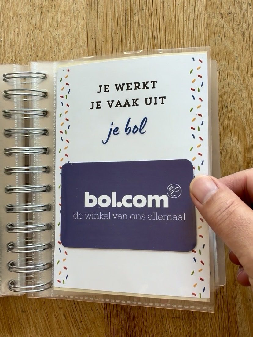 Bonboekje voor een collega die jarig is. Een printbaar bestand, wat je zelf kunt uitprinten en in een insteek fotomapje doet samen met cadeaubonnen. Het bestand is bewerkbaar in Canva om te personaliseren.