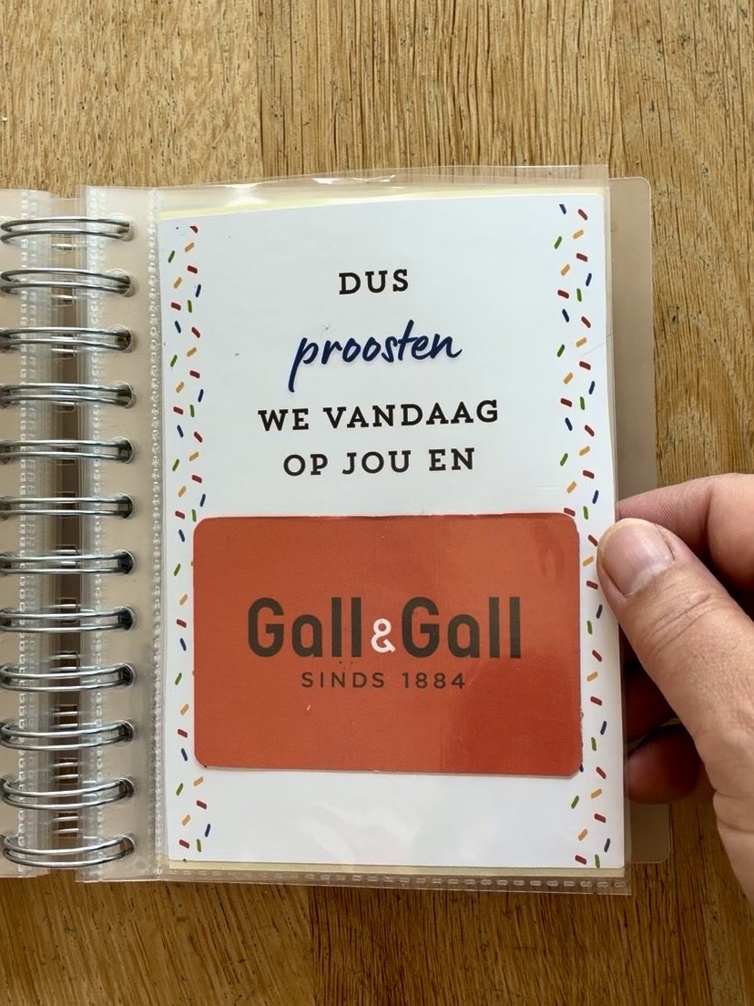 Bonboekje voor een collega die jarig is. Een printbaar bestand, wat je zelf kunt uitprinten en in een insteek fotomapje doet samen met cadeaubonnen. Het bestand is bewerkbaar in Canva om te personaliseren.