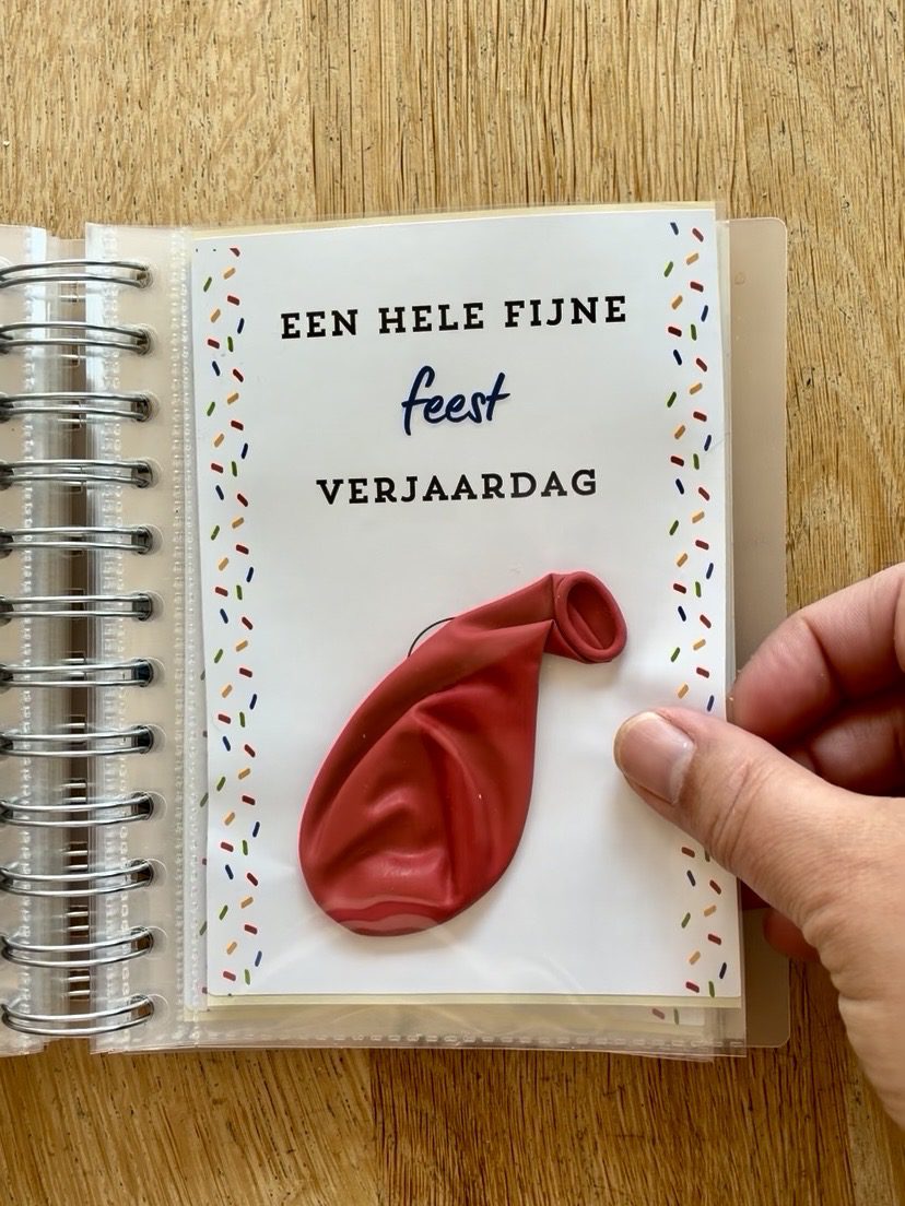Bonboekje voor een collega die jarig is. Een printbaar bestand, wat je zelf kunt uitprinten en in een insteek fotomapje doet samen met cadeaubonnen. Het bestand is bewerkbaar in Canva om te personaliseren.