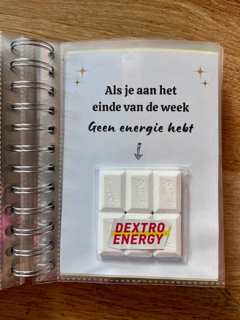Bonboekje een vrouw die 25 jaar wordt. Een printbaar bestand, wat je zelf kunt uitprinten en in een insteek fotomapje doet samen met cadeaubonnen. Het bestand is bewerkbaar in Canva om te personaliseren.