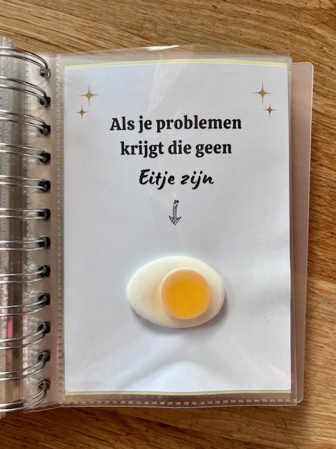 Bonboekje een vrouw die 25 jaar wordt. Een printbaar bestand, wat je zelf kunt uitprinten en in een insteek fotomapje doet samen met cadeaubonnen. Het bestand is bewerkbaar in Canva om te personaliseren.