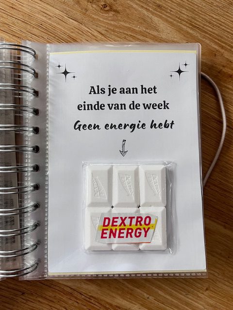 Bonboekje voor een man die 25 jaar wordt. Een printbaar bestand, wat je zelf kunt uitprinten en in een insteek fotomapje doet samen met cadeaubonnen. Het bestand is bewerkbaar in Canva om te personaliseren.