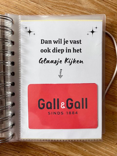 Bonboekje een vrouw die 25 jaar wordt. Een printbaar bestand, wat je zelf kunt uitprinten en in een insteek fotomapje doet samen met cadeaubonnen. Het bestand is bewerkbaar in Canva om te personaliseren.